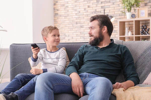 Vader en zoon thuis samen Tv kijken — Stockfoto