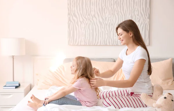 Madre Peinando Cabello Hija Cama Casa — Foto de Stock