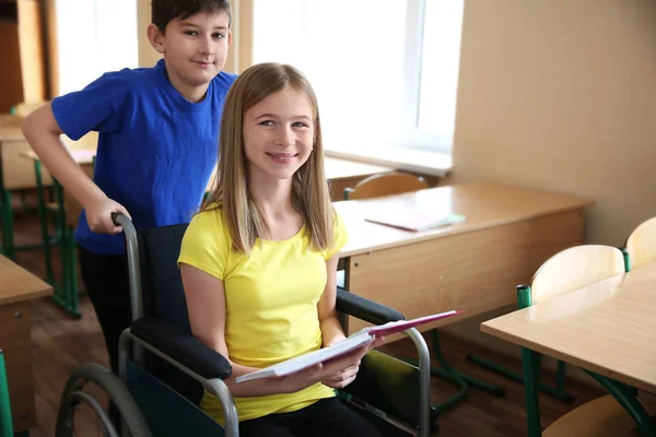 Adolescente Cadeira Rodas Com Colegas Escola — Fotografia de Stock