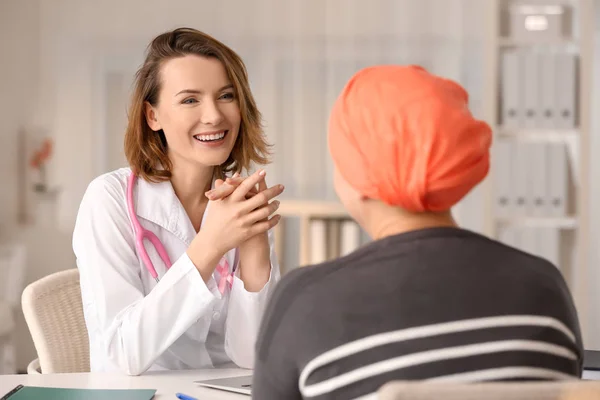 Mulher com câncer visitando médico no hospital — Fotografia de Stock