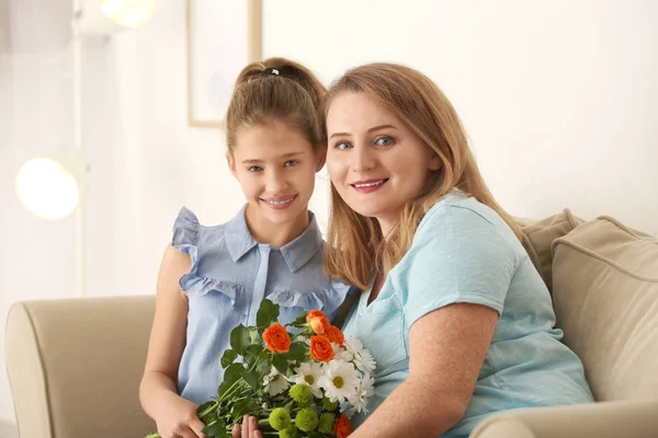 Lycklig mor och dotter dricka te i köket — Stockfoto