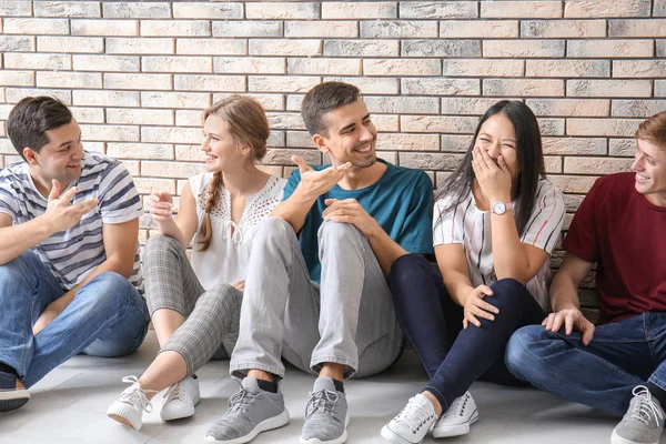 Personas sentadas juntas en el interior. Concepto de unidad — Foto de Stock