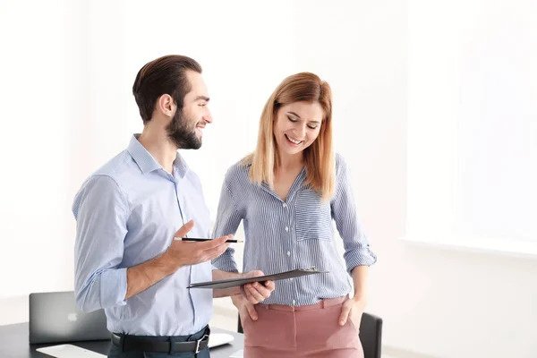 Fastighetsmäklare med praktikanten och klient i office — Stockfoto