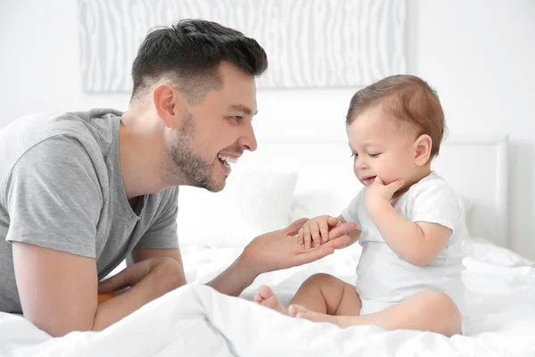 Guapo papá y su hijo sentado en el sofá en casa — Foto de Stock