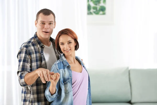 Retrato de casal amoroso bonito em casa — Fotografia de Stock