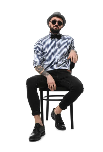 Porträtt av stilig hipster i snygg outfit på färgbakgrund — Stockfoto