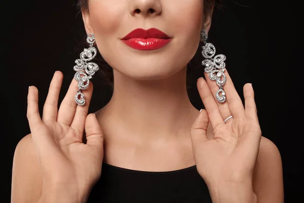 Mujer joven con joyas elegantes — Foto de Stock
