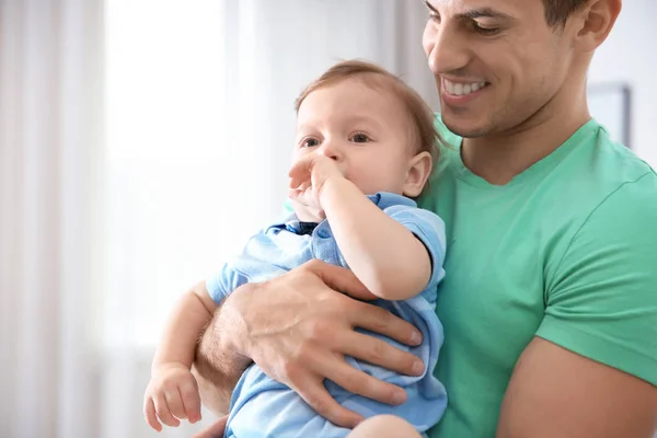 Vader met zijn schattige zoontje thuis — Stockfoto