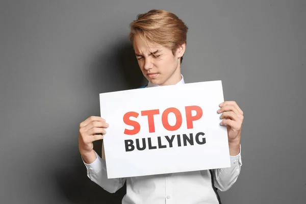 Muchacho Adolescente Sosteniendo Cartel Con Texto Stop Bullying Sobre Fondo —  Fotos de Stock