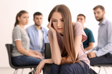 Genç erkekler birlikte yumruk koyarak, kapalı. Birlik kavramı