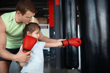 Küçük kız boks ringde koç ile eğitim