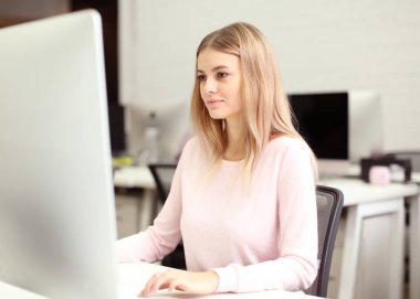 Modern ofisinde çalışan genç kadın