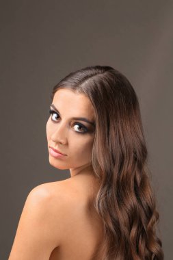 Güzel genç kadın ile kirpik uzatma renk arka plan üzerinde