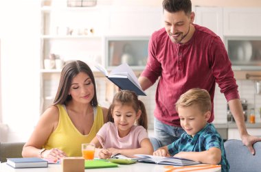 Küçük kız anne ile ödev