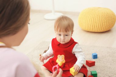 Genç Dadı, kapalı ile sevimli küçük kız