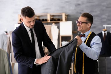 Terzi gösteren ceket istemciye 