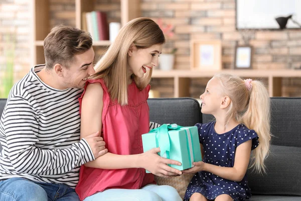 Sevimli küçük çocuk annesi arkasından, closeup için çiçek tutan