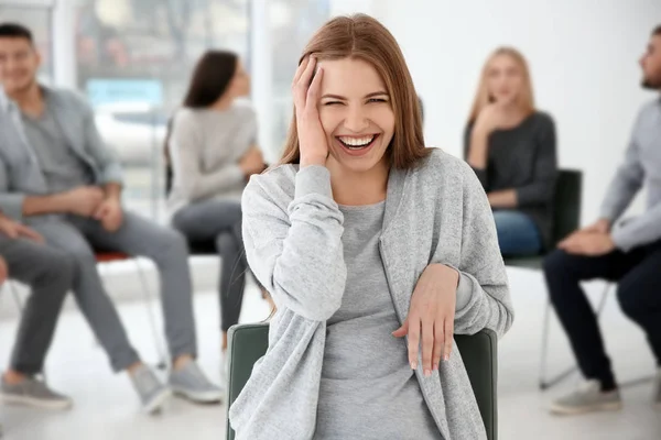 Mulher rindo durante a terapia — Fotografia de Stock