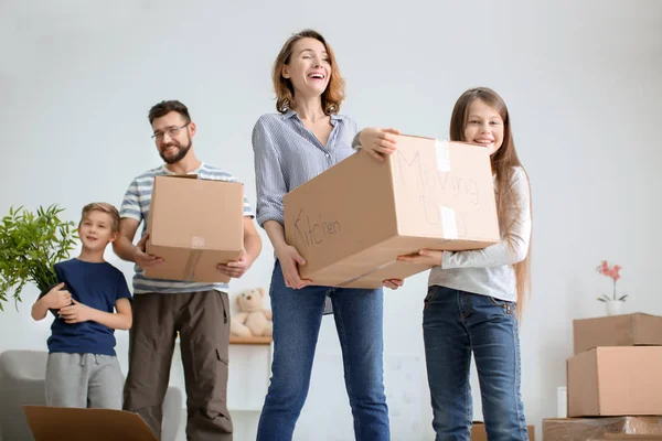 Kutuları taşıma çocuklarla çift 