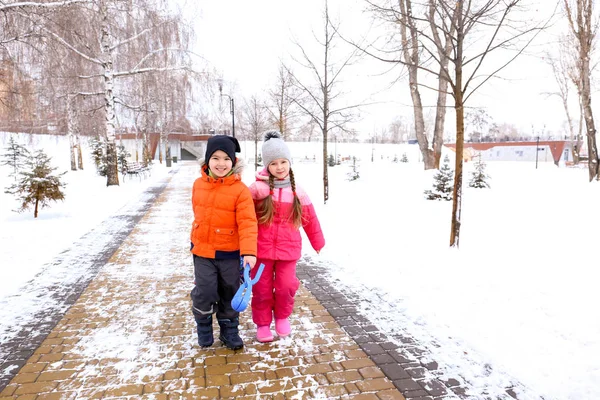 Netter Junge hat Spaß im verschneiten Park im Winterurlaub — Stockfoto