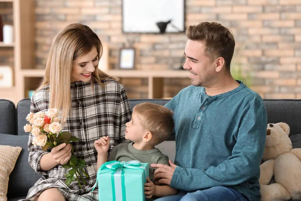 Lindo niño sosteniendo flores para la madre detrás de su espalda, primer plano — Foto de Stock