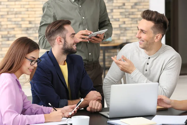 Equipo de especialistas dedicados al trabajo en proyectos empresariales —  Fotos de Stock