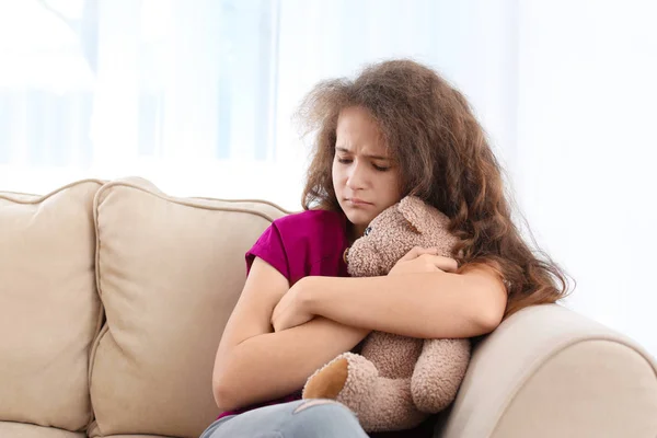 Adolescente Deprimido Con Juguete Sentado Sofá Habitación — Foto de Stock