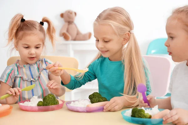 Милые маленькие дети обедают в детском саду — стоковое фото