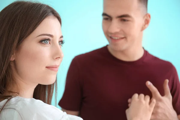 Jong koppel dansen samen tegen witte achtergrond — Stockfoto