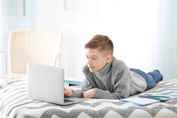 Nastolatek Pomocą Laptopa Łóżko Domu — Zdjęcie stockowe