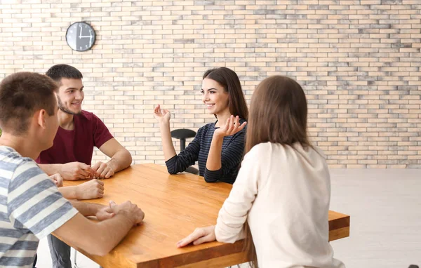 Jóvenes juntando puños, adentro. Concepto de unidad — Foto de Stock