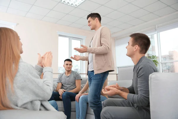 Therapist working with her group during session — Stock Photo, Image