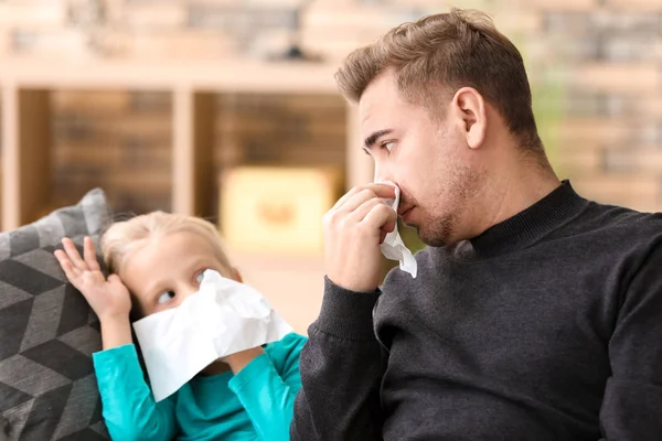 Petite fille malade et père à la maison — Photo