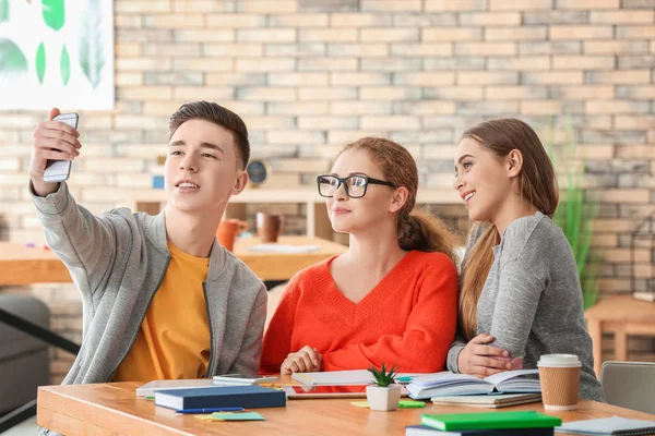 Grupo Adolescentes Alegres Aire Libre —  Fotos de Stock