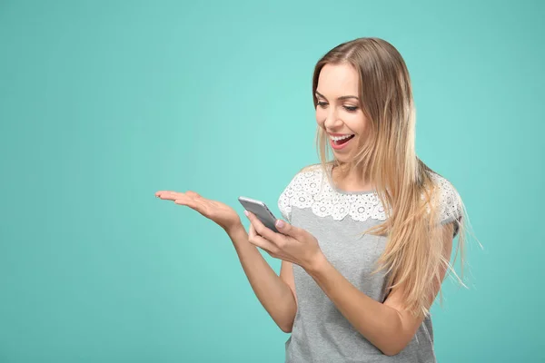 Schöne Lächelnde Frau Mit Handy Vor Farbigem Hintergrund — Stockfoto