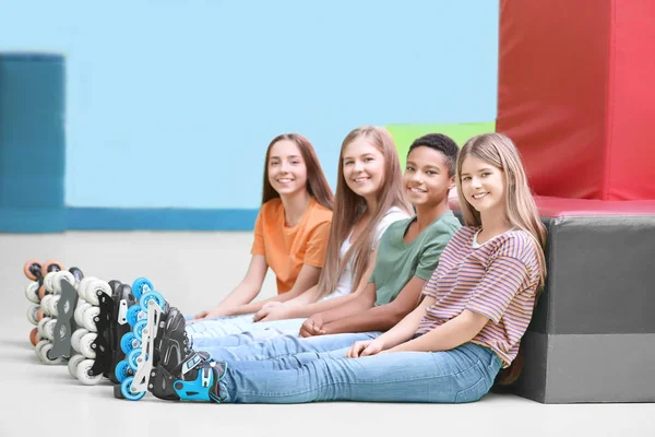 Group Teenagers Wearing Roller Skates Indoors — Stock Photo, Image
