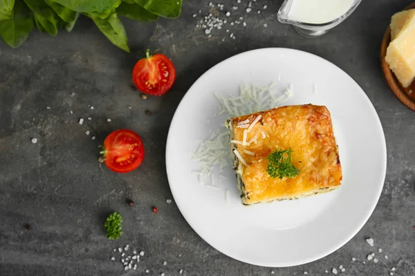 Teller mit leckerer Spinat-Lasagne — Stockfoto