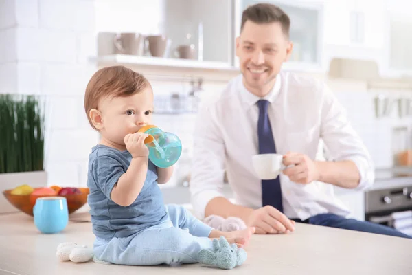 Morning of cute baby boy and his dad in kitchen — Stock Photo, Image