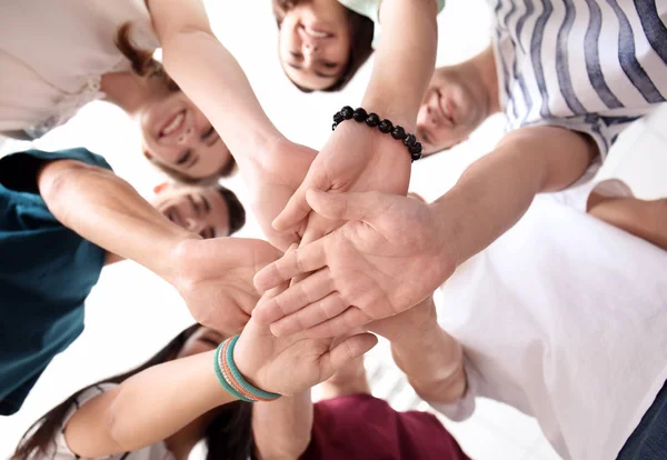 Personas sentadas juntas en el interior. Concepto de unidad — Foto de Stock