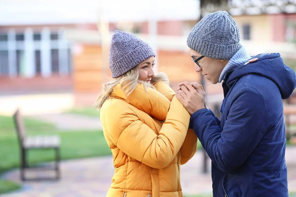 Silhouette eines glücklich liebenden jungen Paares im Freien — Stockfoto