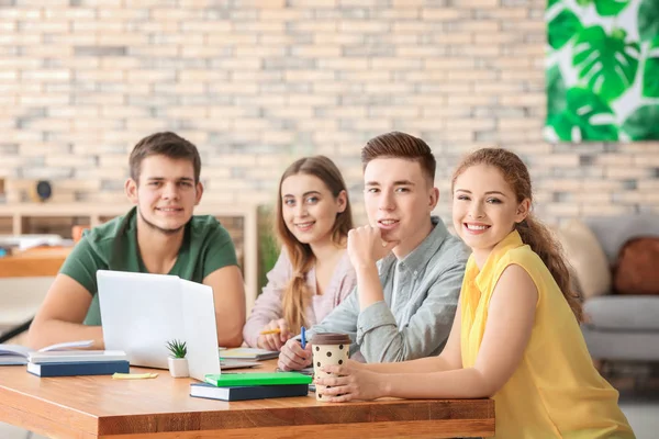 Grupo Adolescentes Con Computadoras Portátiles Estudiando Interiores — Foto de Stock