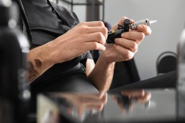 Makine, closeup ile profesyonel dövme sanatçısı