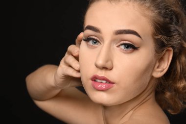 Güzel kaşları koyu arka plan, closeup üzerinde olan kadın