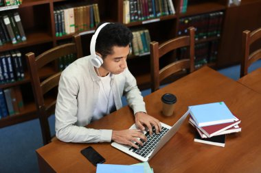 Afrika kökenli Amerikalı öğrenci Kitaplığı'nda eğitim dizüstü bilgisayar ile