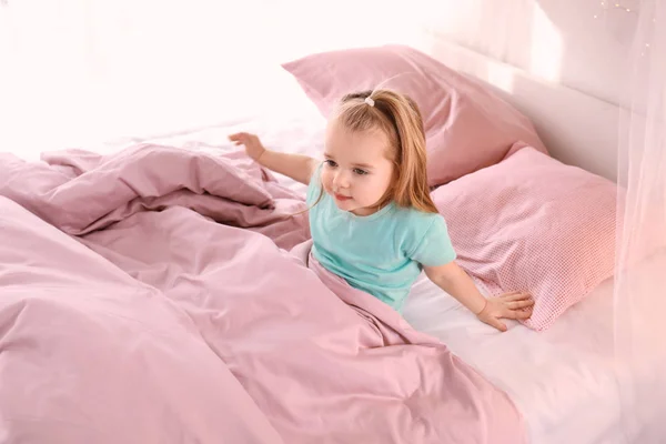 Kislány az ágyban. — Stock Fotó