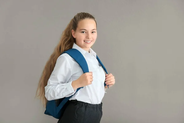 Tienermeisje School Uniform Met Rugzak Kleur Achtergrond — Stockfoto