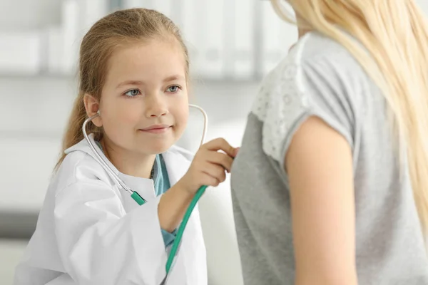 Meisje in uniform examencommissie patiënt van de arts — Stockfoto