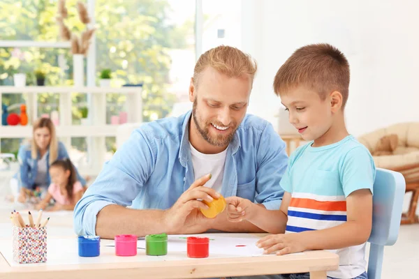 Père peinture avec fils mignon à la maison — Photo