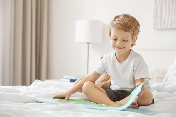 Söt Pojke Läser Bok Sängen Hemma — Stockfoto