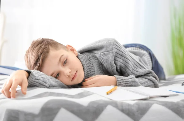 Adolescente Stanco Sdraiato Sul Letto Casa — Foto Stock